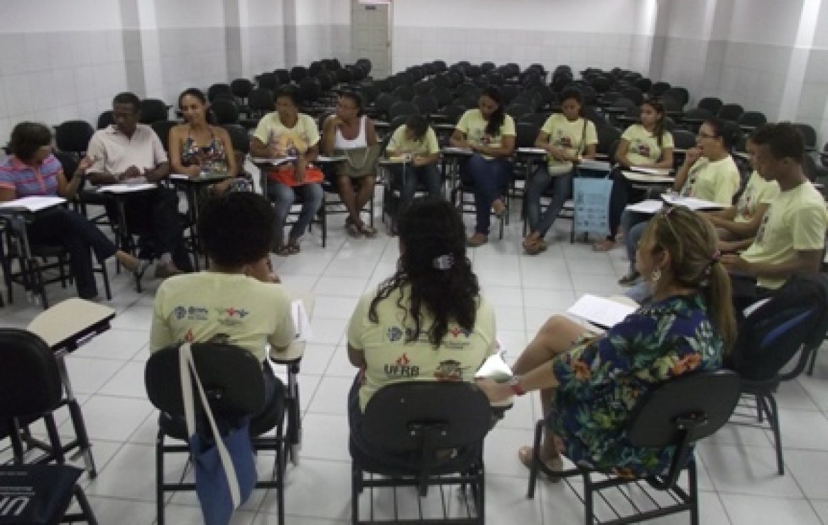 Profissionais de saúde e estudantes da UFRB se reúnem para discutir racismo institucional