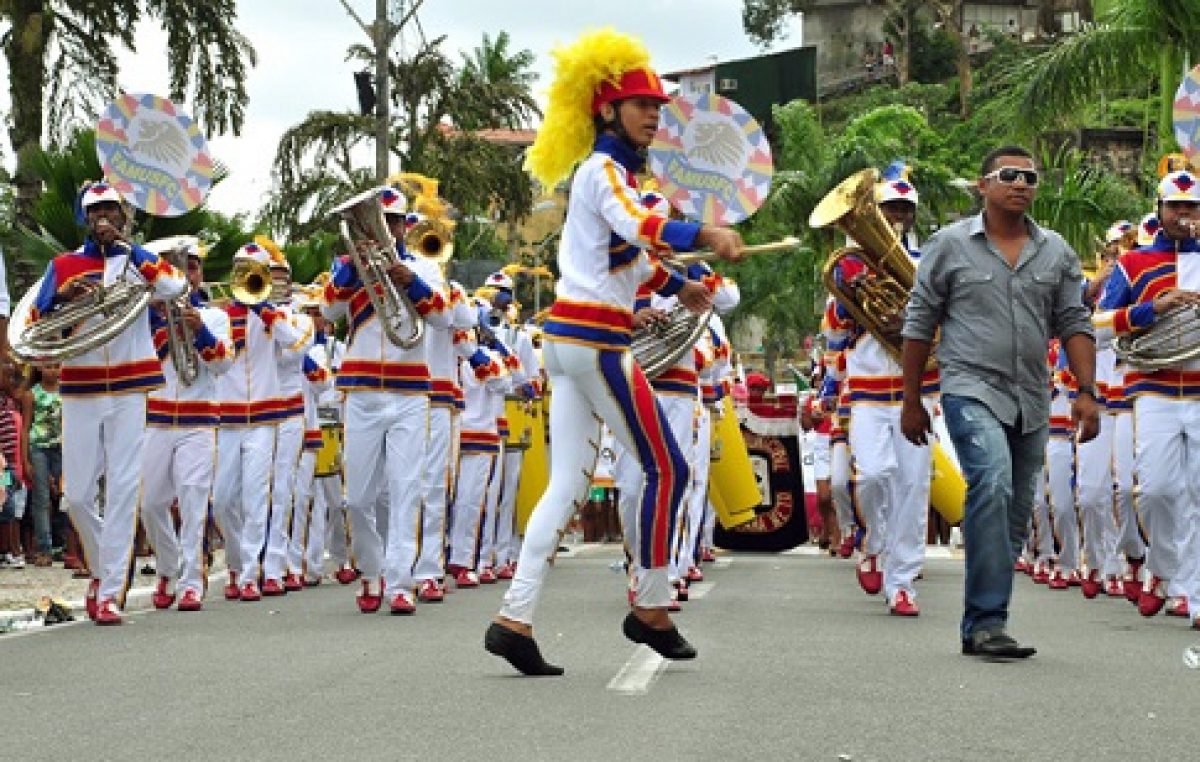 Desfile do dia 7 de Setembro é marcado pela beleza das alas das escolas