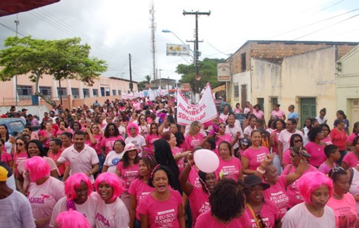 Caminhada celebra o encerramento das atividades do Outubro Rosa