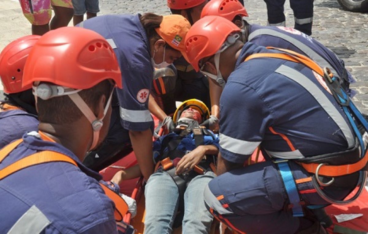 SAMU faz simulado realista de acidentes e atrai pessoas à Praça da Indepêndencia