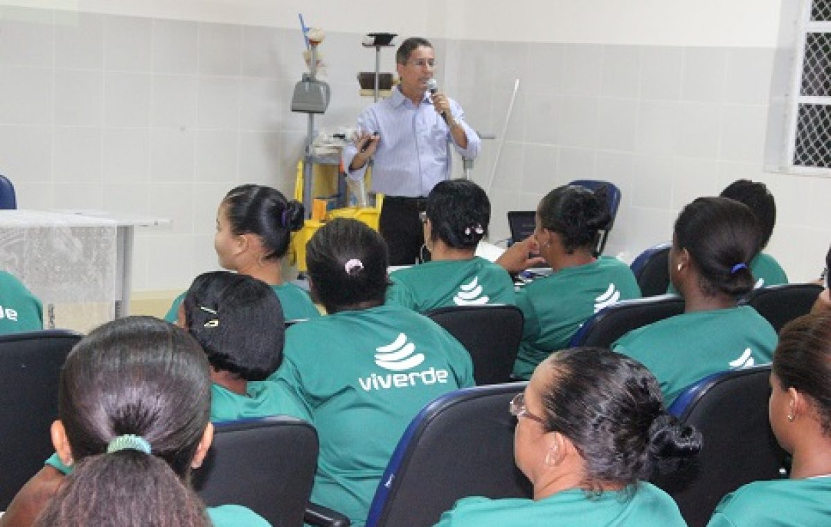 Empresa que atua no município capacita agentes de limpeza