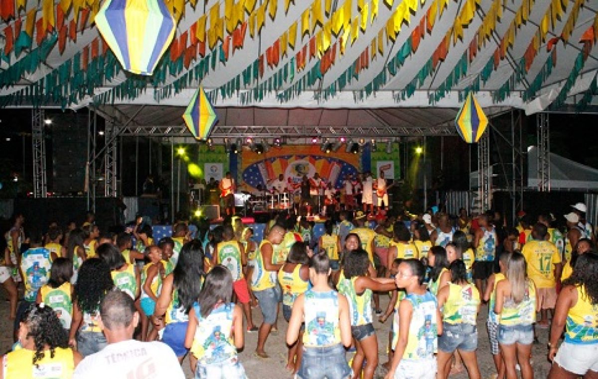 Blocos que desfilariam no São Pedro fizeram a festa no Palco Mestre Chicão, no último domingo (06)