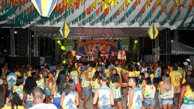 Blocos que desfilariam no São Pedro fizeram a festa no Palco Mestre Chicão, no último domingo (06)