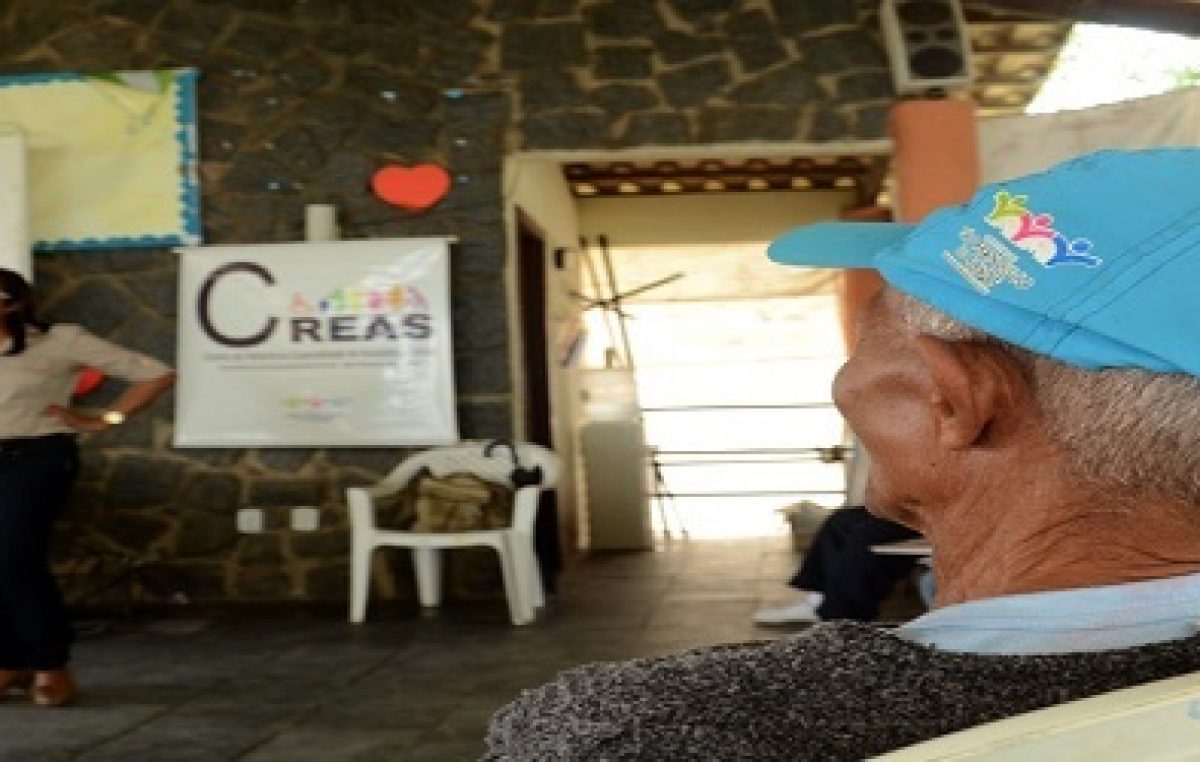 Idosos do CCI participaram de palestra contra violência nesta segunda-feira (14)