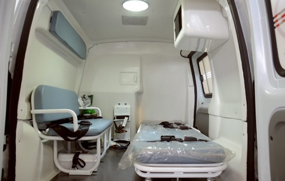 Prefeitura recebe do Estado ambulância e computadores