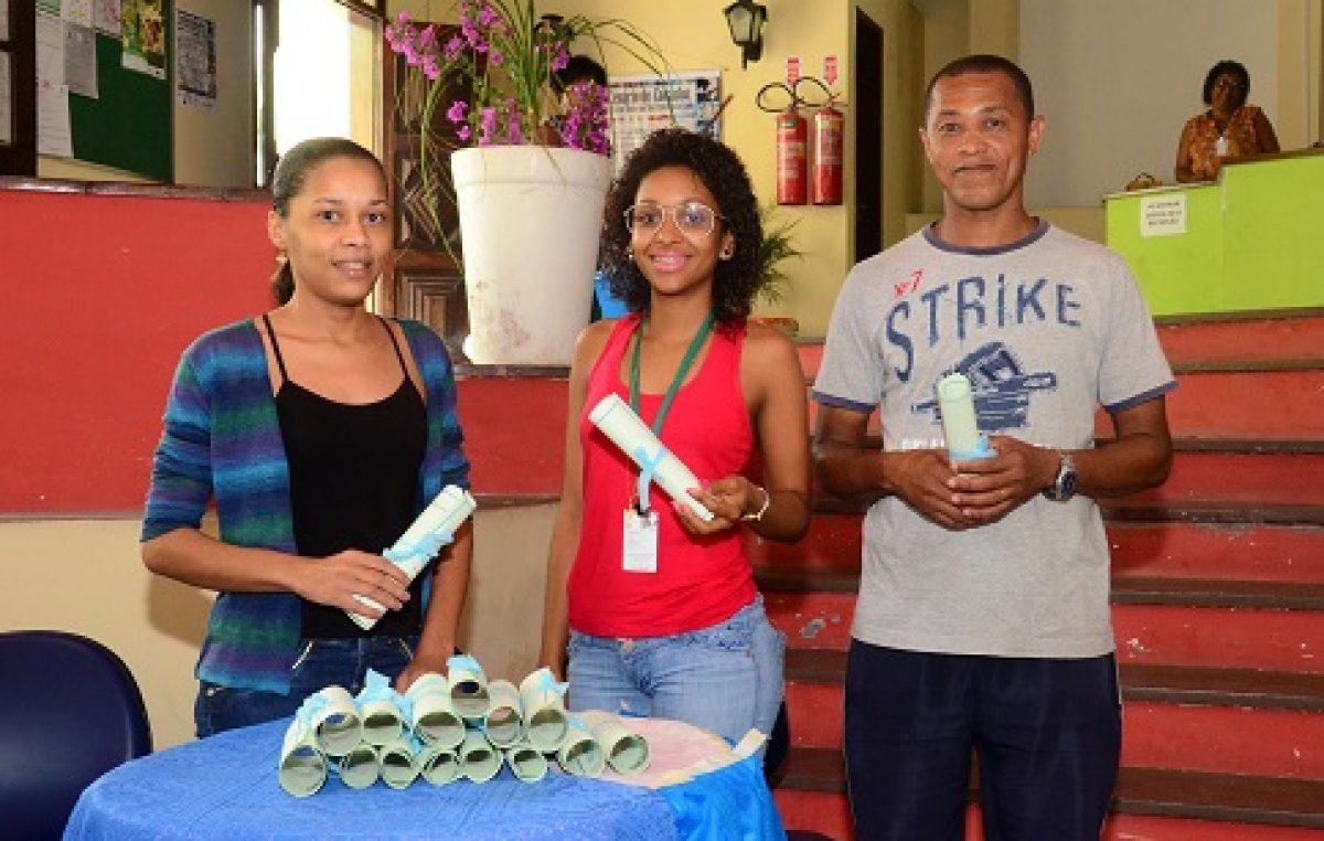 Secretaria de Turismo certifica alunos dos cursos de Inglês e de Francês