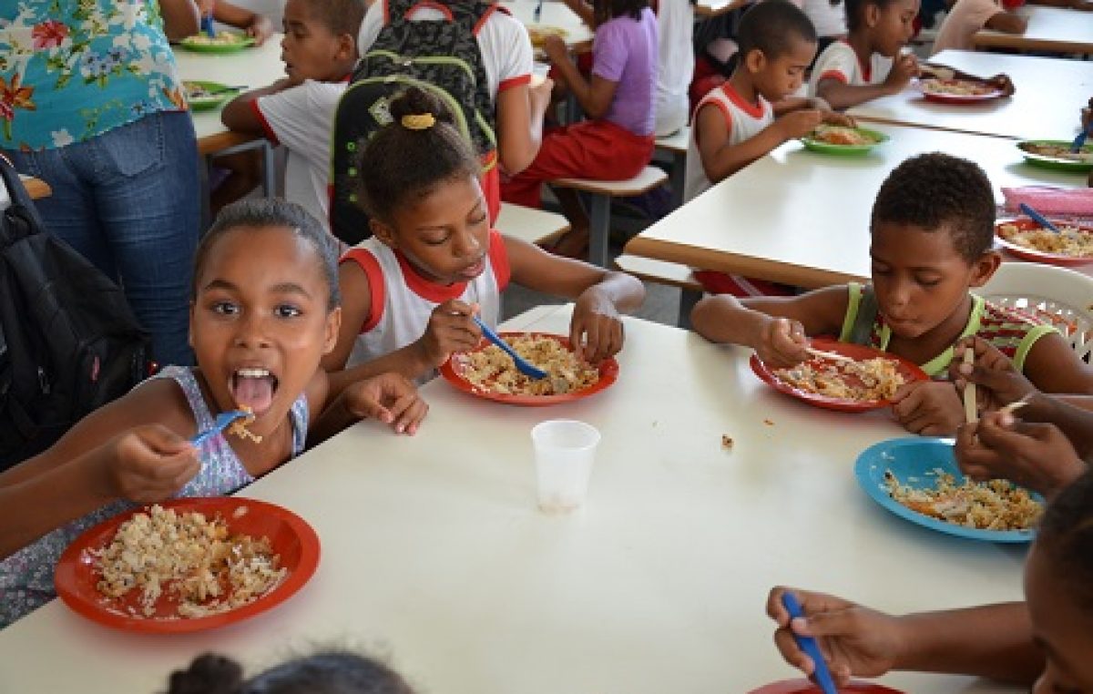 Secretarias estão fazendo teste de inclusão do pescado na merenda escolar