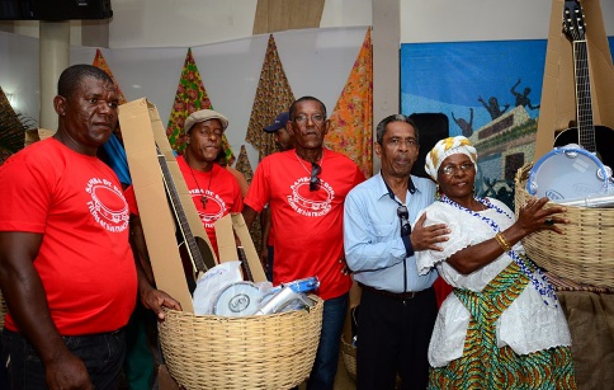 SECULT realizou entrega de instrumentos musicais para grupos de samba do município