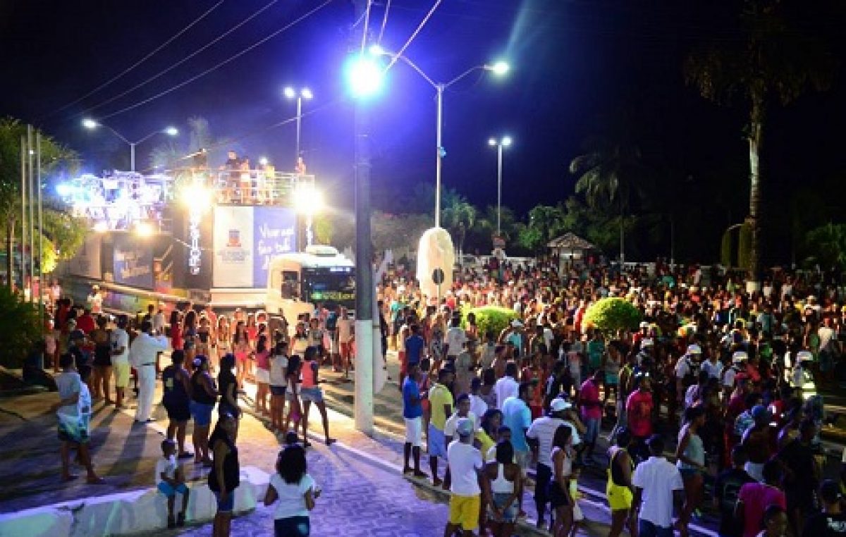 Trios elétricos levaram centenas de pessoas às ruas em São Francisco do Conde no domingo