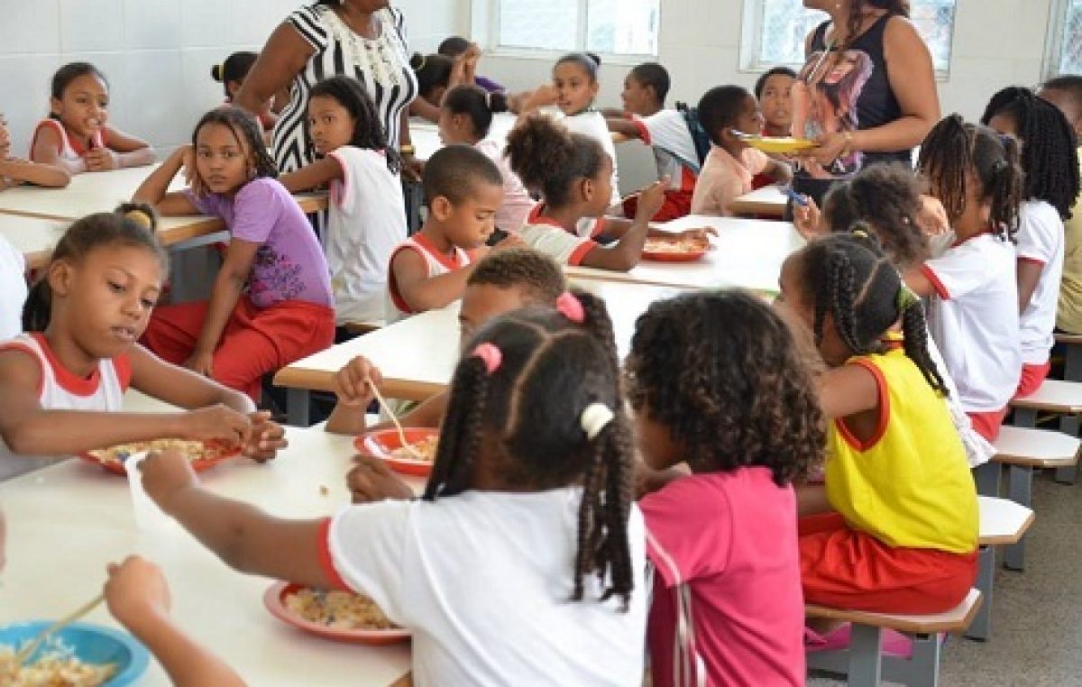 Merendeiras do município passam a receber cestas básicas mensais