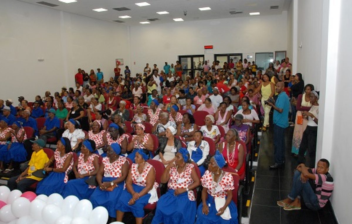CCI comemora Dia das Mães com auditório da Câmara de Vereadores lotado