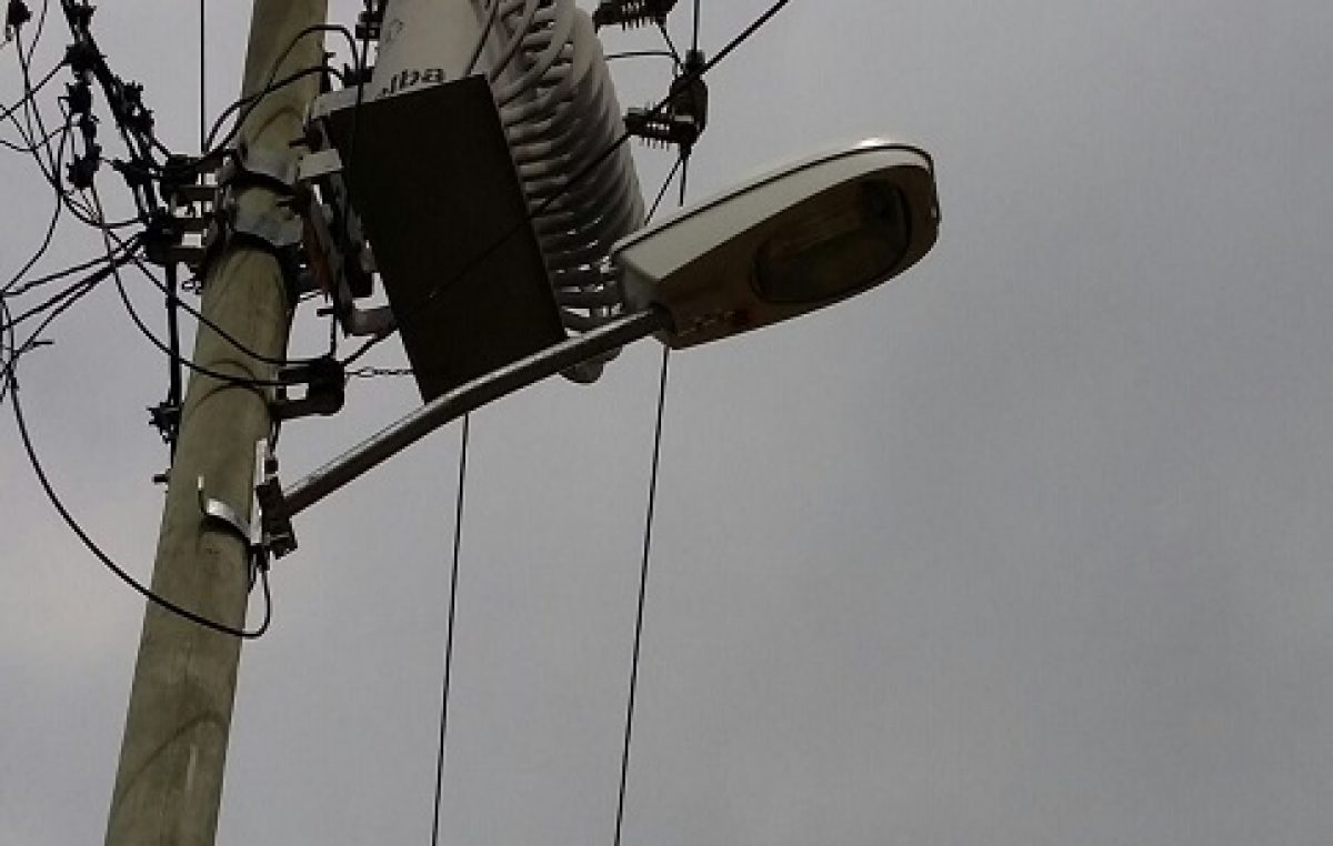 93 luminárias estão sendo substituídas na Ilha das Fontes