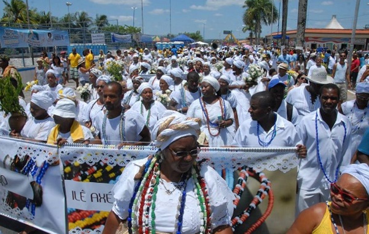 A beleza do cortejo com centenas de baianas marcou a Lavagem de Nossa Senhora da Conceição da Praia