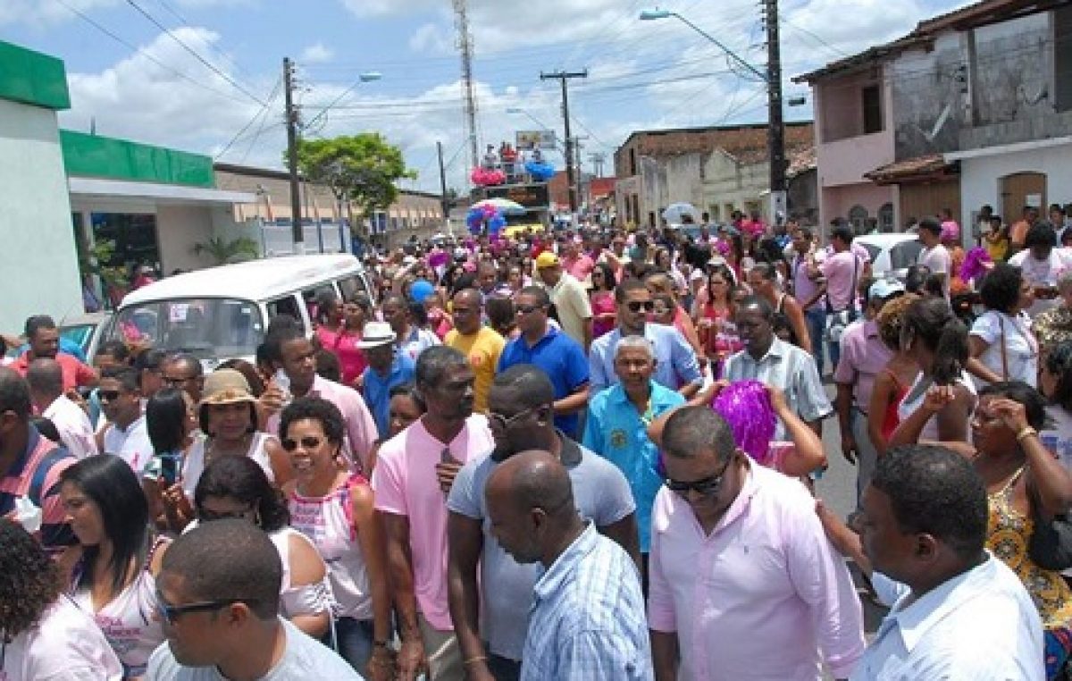 Celebrando a luta pela vida, a Prefeitura promoveu uma caminhada de encerramento do Outubro Rosa e início do Novembro Azul