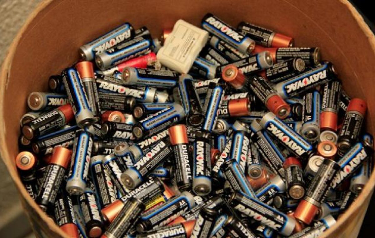 SEMA fecha parceria com empresa para coleta de resíduos como pilhas, baterias de celulares e lâmpadas fluorescentes