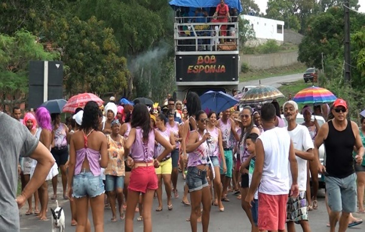 Irreverência de travestidos protagonizou os Festejos de Engenho de Baixo