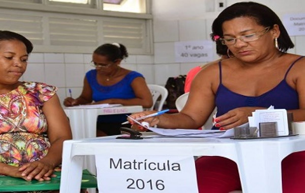 Pais e responsáveis garantiram a vaga de seus filhos no primeiro dia de matrículas em São Francisco do Conde