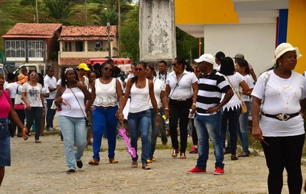 Profissionais da saúde percorreram as ruas do município em Caminhada de Conscientização da Luta Contra o Aedes Aegypti