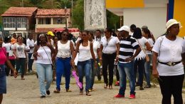 Profissionais da saúde percorreram as ruas do município em Caminhada de Conscientização da Luta Contra o Aedes Aegypti