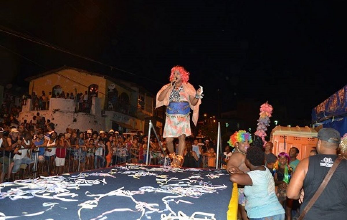 Bagunça da Cubamba – Homens e crianças travestidos animaram a noite de quinta-feira, no Carnaval Cultural de São Francisco do Conde