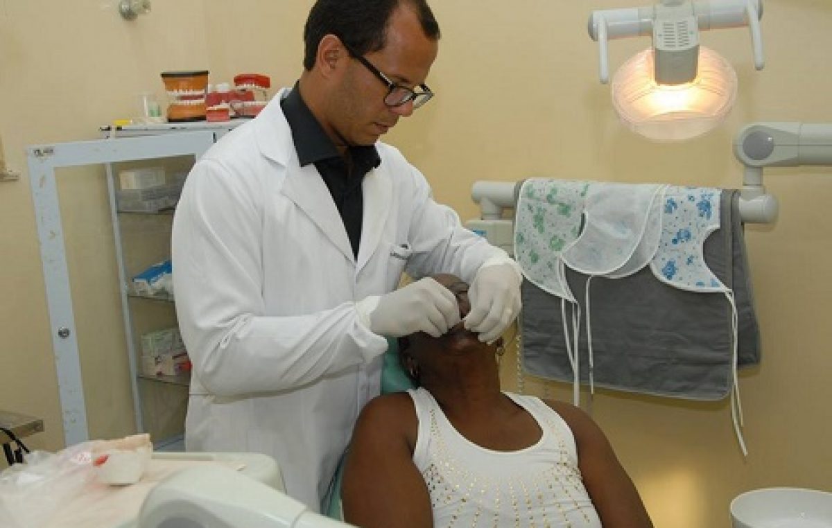 Prefeitura está entregando próteses dentárias com o objetivo de restabelecer a função mastigatória e a autoestima da população