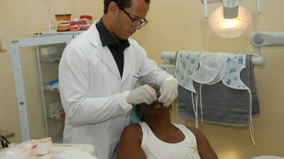 Prefeitura está entregando próteses dentárias com o objetivo de restabelecer a função mastigatória e a autoestima da população