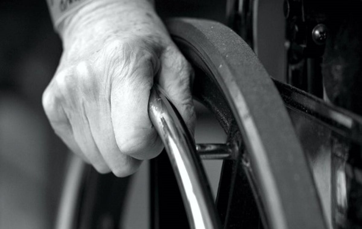 Prefeitura de São Francisco do Conde entregou mais de 70 cadeiras de rodas e de banho à comunidade