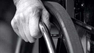 Prefeitura de São Francisco do Conde entregou mais de 70 cadeiras de rodas e de banho à comunidade