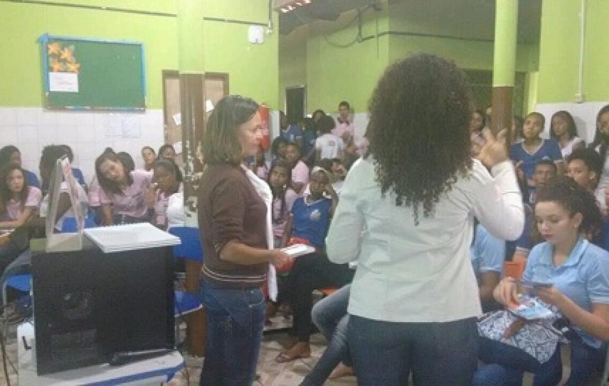 Secretarias promoveram uma palestra socioeducativa no bairro do Caípe de Baixo, no Colégio Estadual Ana Junqueira Ayres Tourinho (CEAJAT)