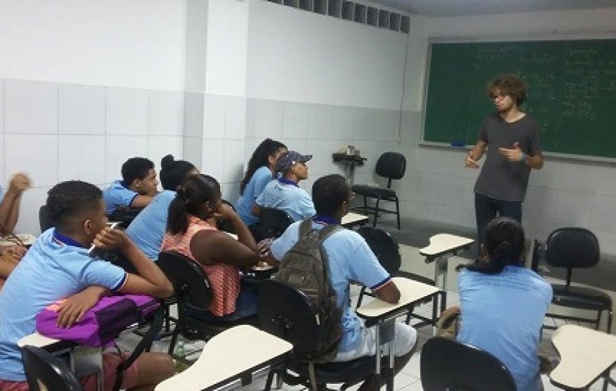 Município recebeu universitário da Flórida no Instituto Luiz Viana Neto e Pré-vestibular para bate-papo