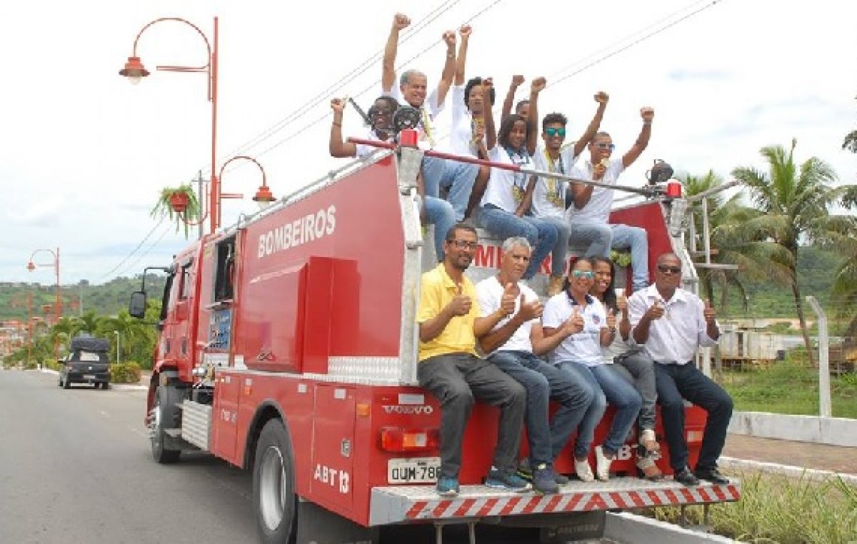 Atletas que participaram do Campeonato Brasileiro de Karatê desfilaram no carro do Corpo de Bombeiros