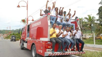 Atletas que participaram do Campeonato Brasileiro de Karatê desfilaram no carro do Corpo de Bombeiros
