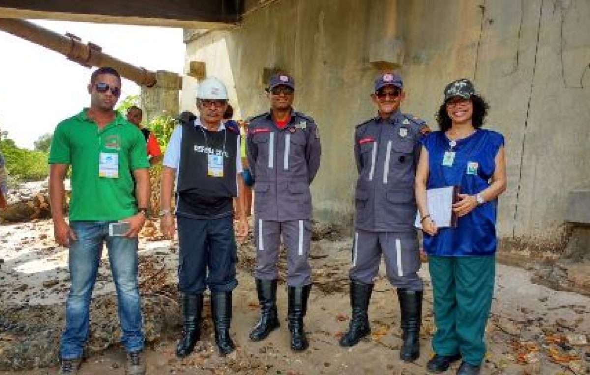 Profissionais da Defesa Civil estão em treinamento sobre vazamento de óleo