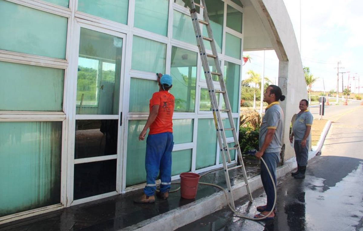 Projeto Operação Verão: SESCOP realiza serviço de limpeza no Portal de Cidade