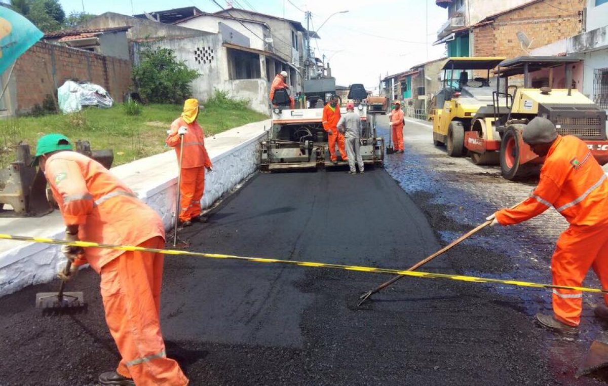 Em parceria com a Desenbahia, Prefeitura está realizando capeamento e recapeamento nas ruas do município
