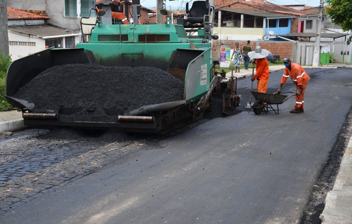 Ruas Manoel do Amaral e Antônio de Santana Portugal recebem capeamento asfáltico em São Francisco do Conde