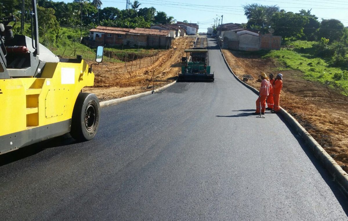 Prefeitura realizou obras de pavimentação e limpeza de canais