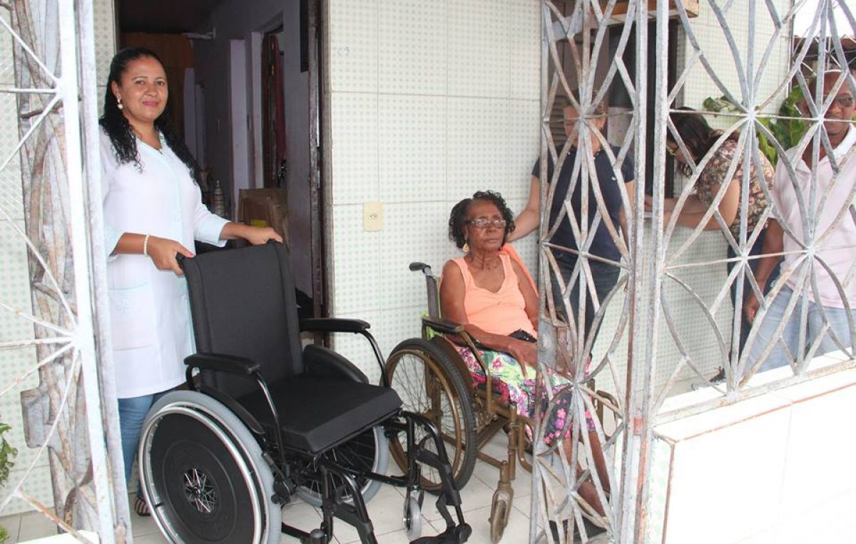 Município entregou cadeiras de rodas e cadeira higiênica através do Programa de Tecnologia Assistiva em Saúde