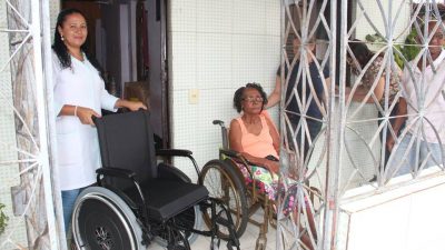 Município entregou cadeiras de rodas e cadeira higiênica através do Programa de Tecnologia Assistiva em Saúde
