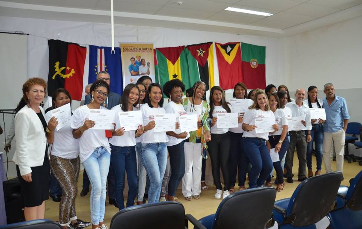 Qualifica Bahia certifica alunas que participaram do Curso de Cabeleireira