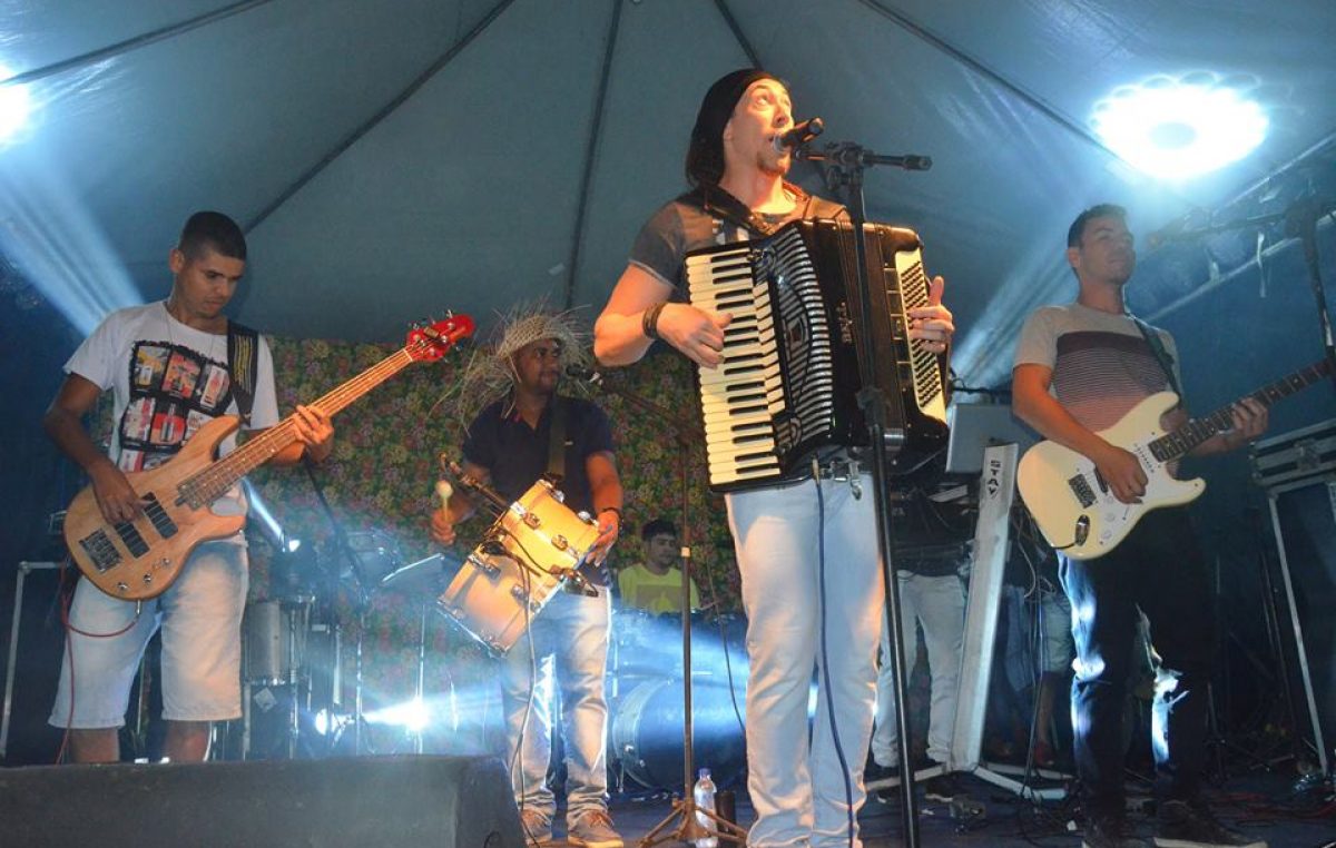 Muito forró e animação marcaram o primeiro dia do Arraiá do Vem Cá, no bairro de Campinas