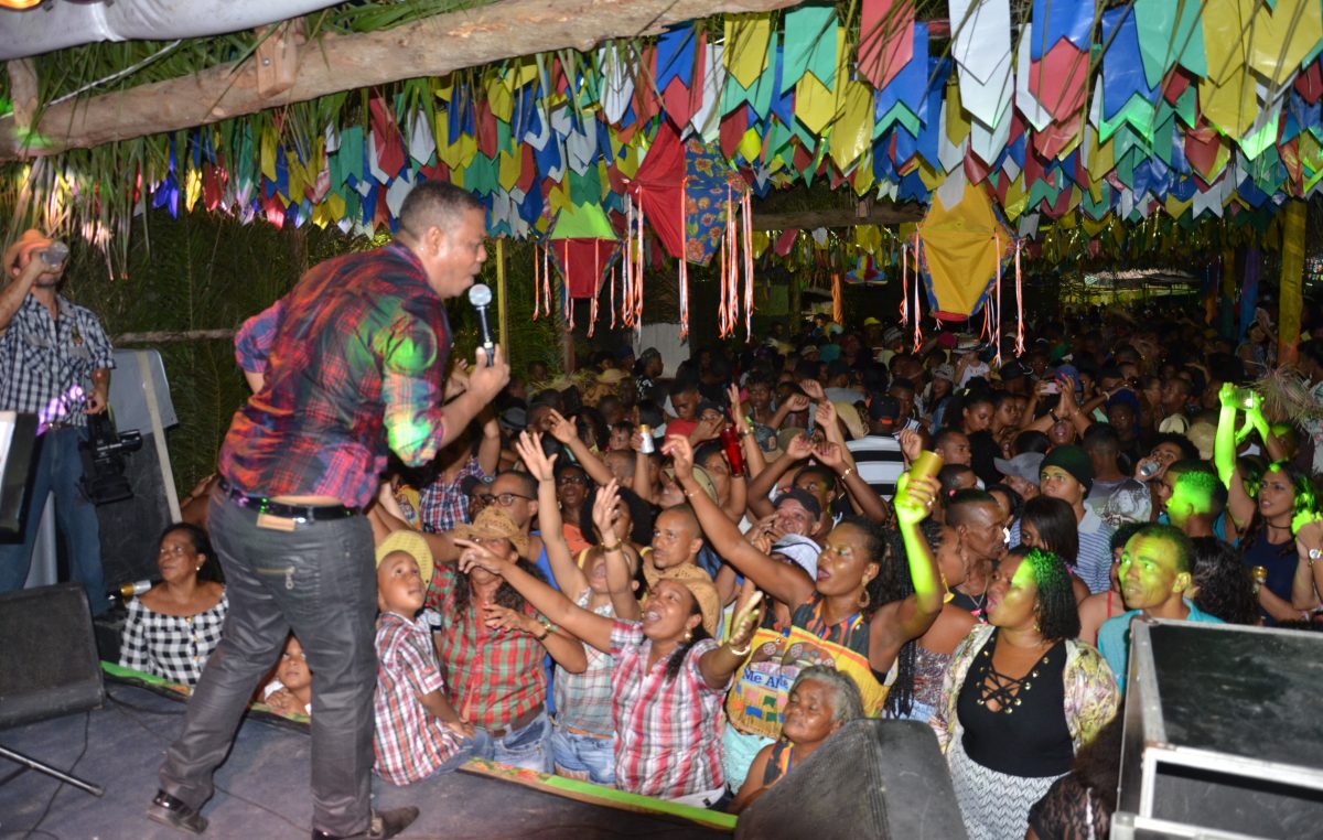 Público lotou novamente Praça André Curcino Cruz para o terceiro dia do ‘Arraiá do Vem Cá’
