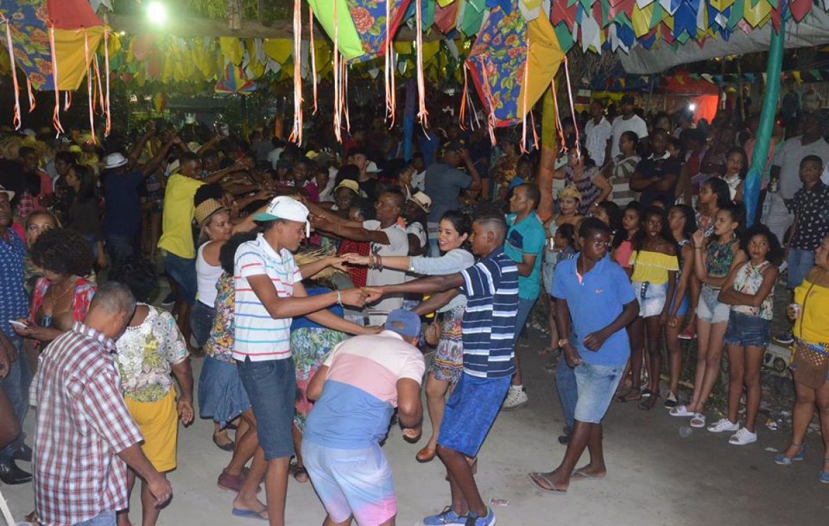 Mesmo com chuva, o público curtiu animado o segundo dia do “Arraiá do Vem Cá”