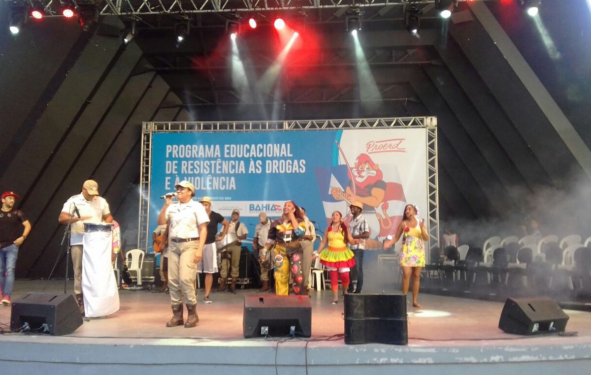 Na Concha Acústica do Teatro Castro Alves, estudantes da Rede Municipal de Ensino de São Francisco do Conde são formados pelo PROERD