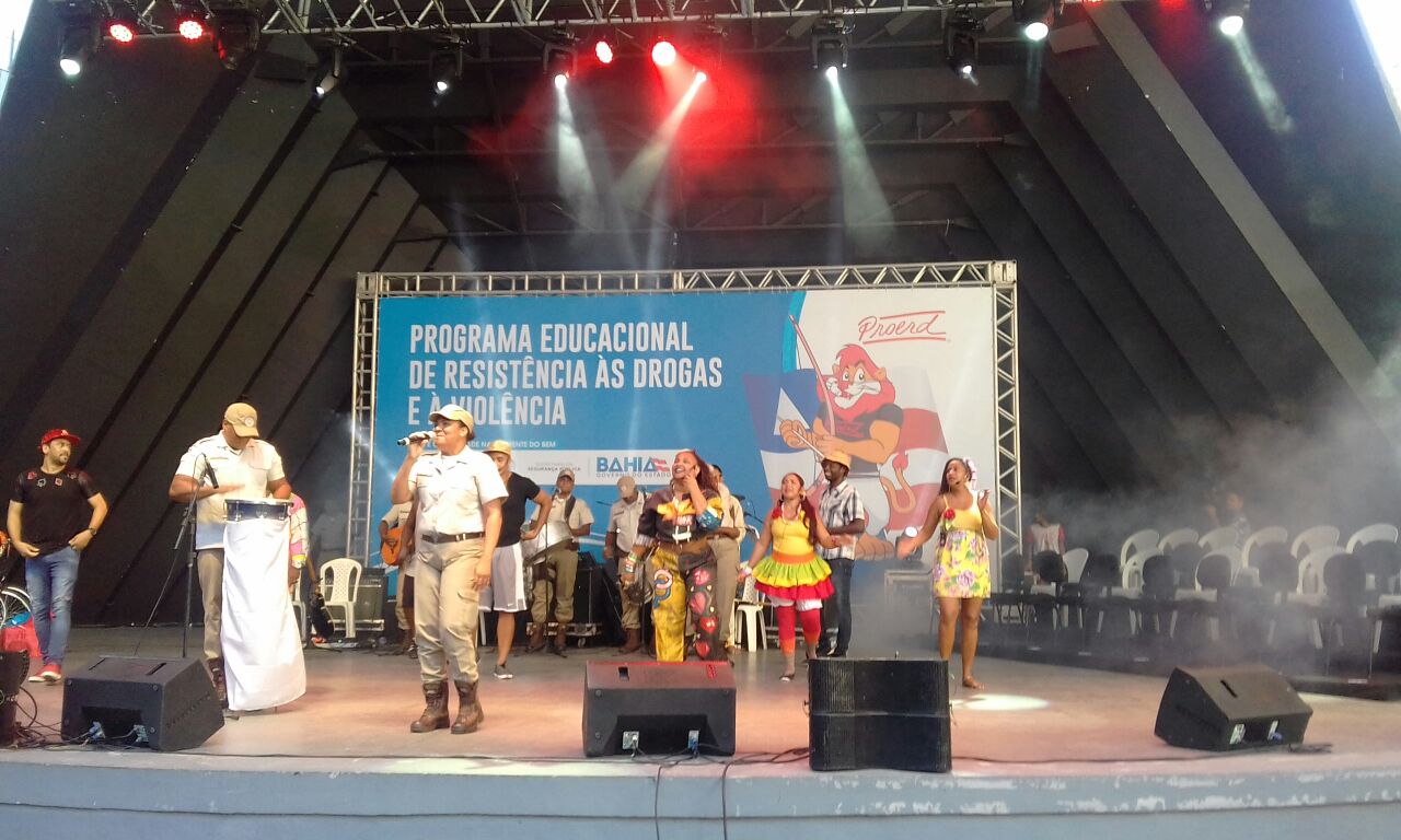 Na Concha Acústica do Teatro Castro Alves, estudantes da Rede Municipal de Ensino de São Francisco do Conde são formados pelo PROERD