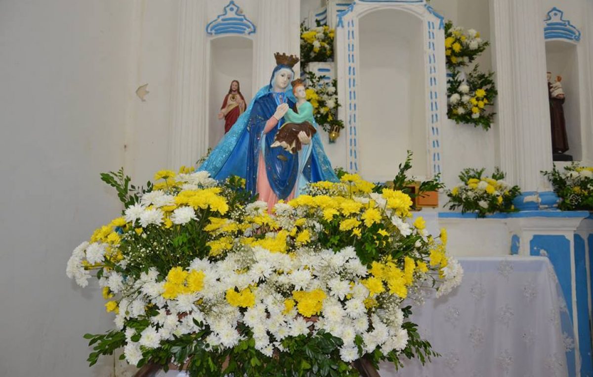 Fiéis celebraram Dia de Nossa Senhora do Amparo com missa e procissão no bairro de Paramirim