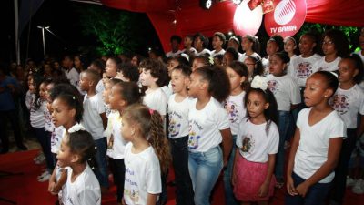 Coral composto por alunas da rede municipal de ensino canta no Shopping Piedade