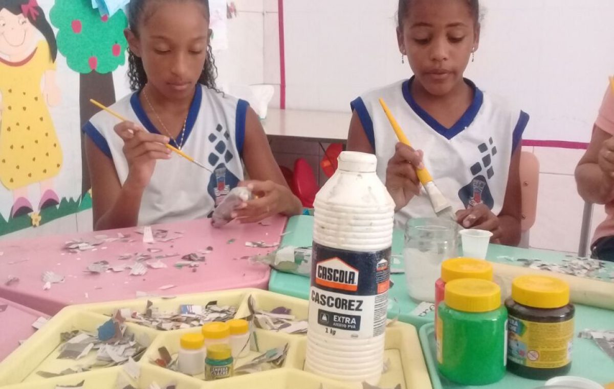 Alunos e professores da  Escola Anísio Teixeira participam de Oficina de Papietagem