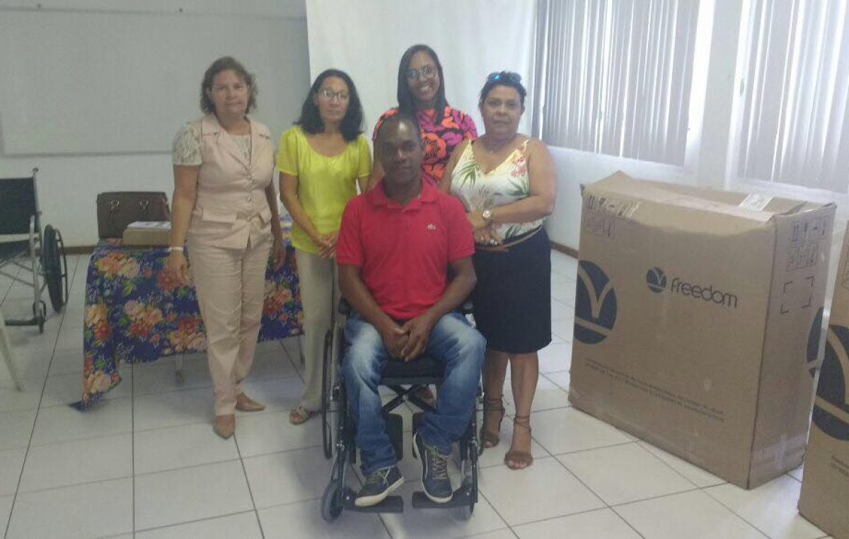 Programa de Tecnologia Assistiva em Saúde realização doação de duas cadeiras de rodas para munícipes