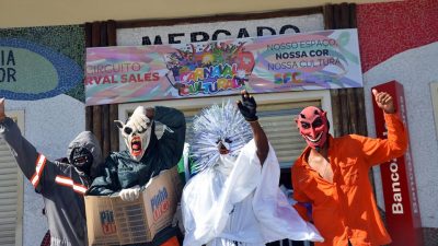 Bandas animam domingo de Carnaval na orla marítima de São Francisco do Conde